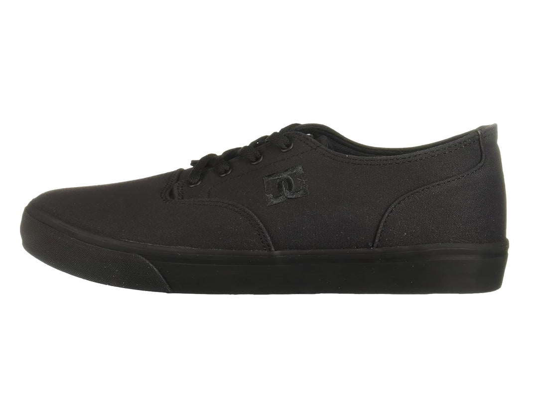 Zapato DC Shoes modelo Adys en color negro total, estilo casual con cordones y suela plana.
