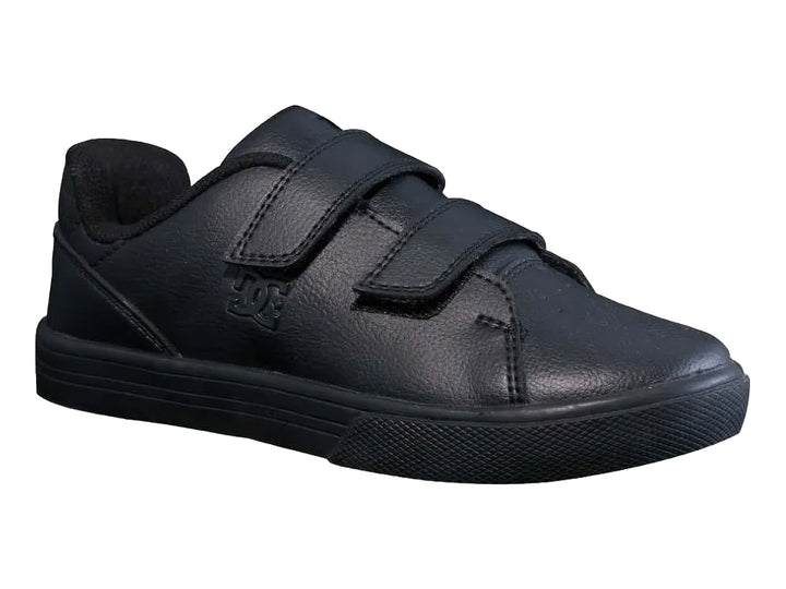 Tenis negros de DC Shoes con cierre de dos correas de velcro.