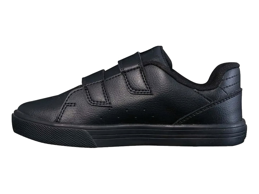 Tenis negros de DC Shoes con cierre de dos correas de velcro.