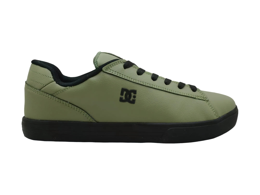 Tenis DC Shoes color verde con suela y cordones negros, vista lateral.