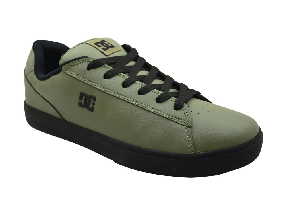Tenis DC Shoes color verde con suela y cordones negros, vista lateral.