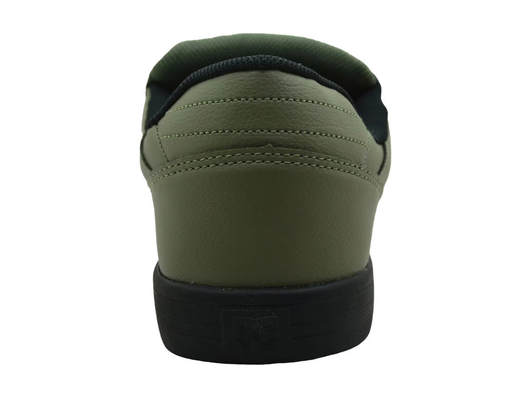 Tenis DC Shoes color verde con suela y cordones negros, vista lateral.