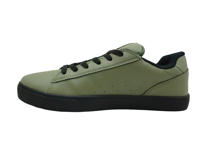 Tenis DC Shoes color verde con suela y cordones negros, vista lateral.
