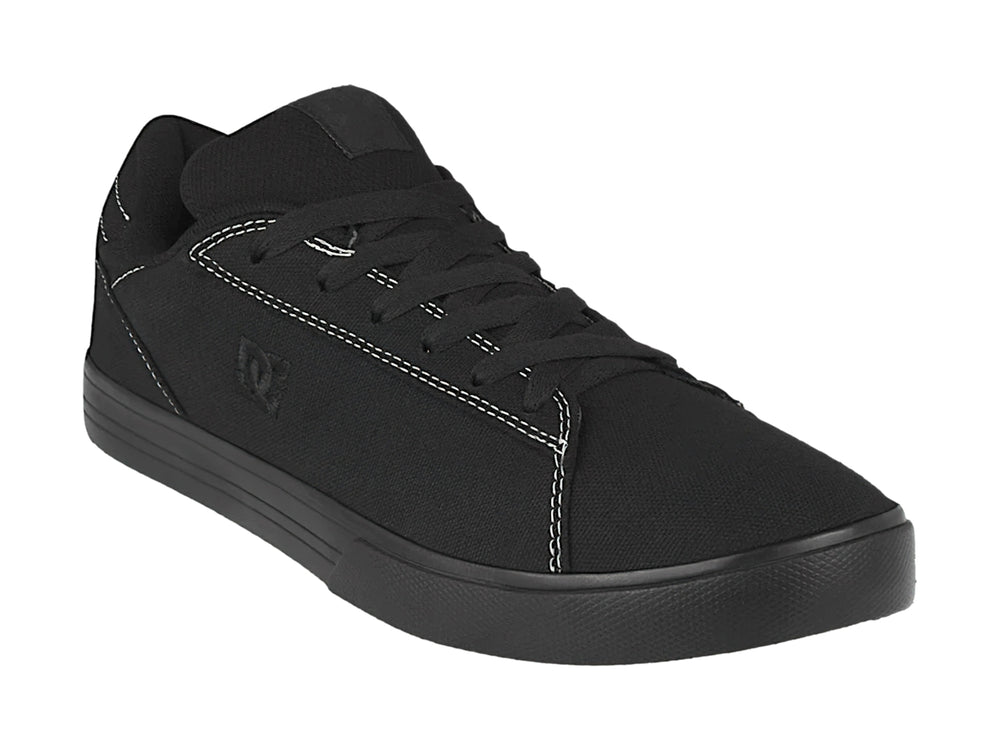 Tenis negros de tela marca DC Shoes con costuras blancas y suela plana.