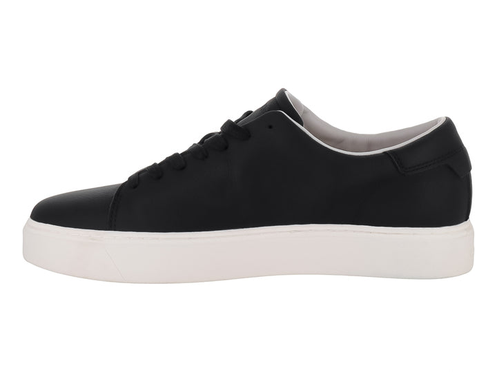 Tenis Calvin Klein de cuero negro con suela blanca y cordones, diseño minimalista y casual.