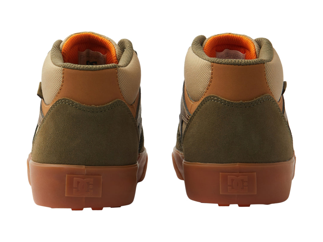 Tenis DC Shoes Kalis Vulc Mid en tonos café y beige con suela vulcanizada color canela.