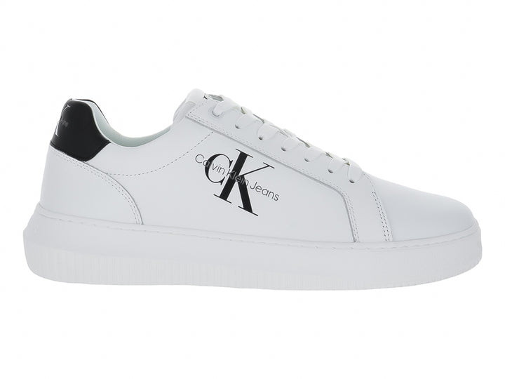 Tenis blancos Calvin Klein de suela gruesa con detalle negro en el talón y logotipo lateral en color negro.