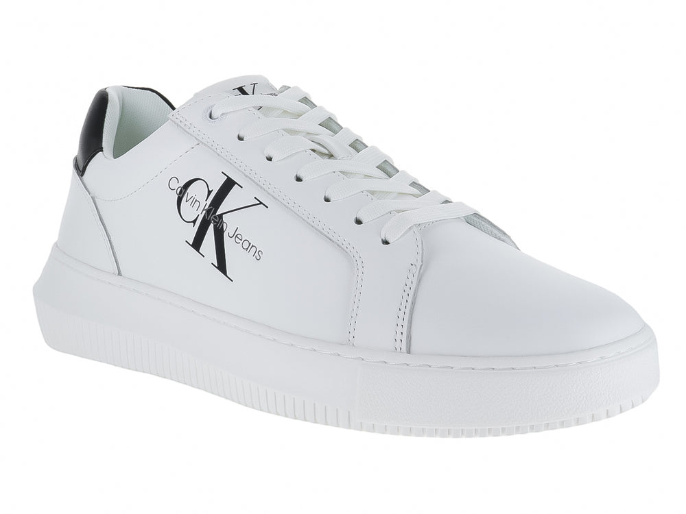 Tenis blancos Calvin Klein de suela gruesa con detalle negro en el talón y logotipo lateral en color negro.
