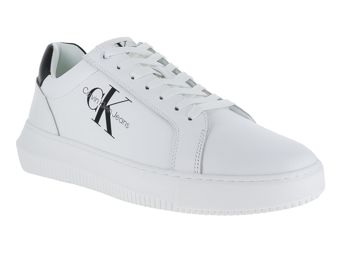 Tenis blancos Calvin Klein de suela gruesa con detalle negro en el talón y logotipo lateral en color negro.
