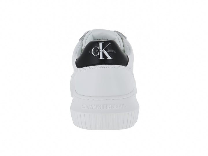 Tenis blancos Calvin Klein de suela gruesa con detalle negro en el talón y logotipo lateral en color negro.