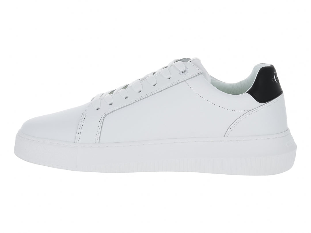 Tenis blancos Calvin Klein de suela gruesa con detalle negro en el talón y logotipo lateral en color negro.