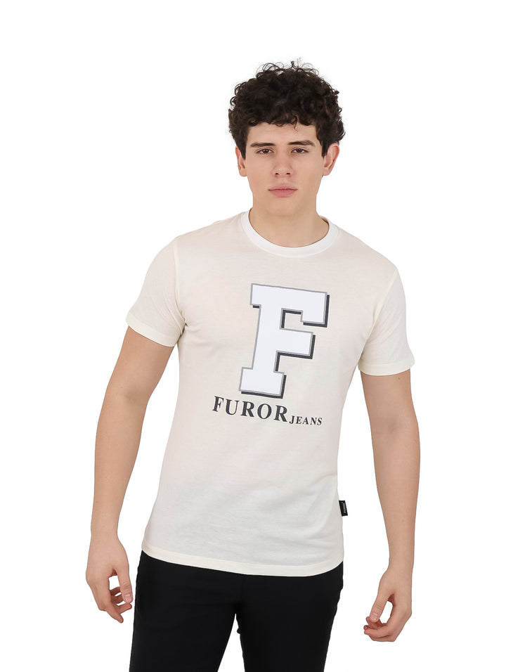 Hombre vistiendo una playera de manga corta color hueso con estampado frontal de la marca FUROR.