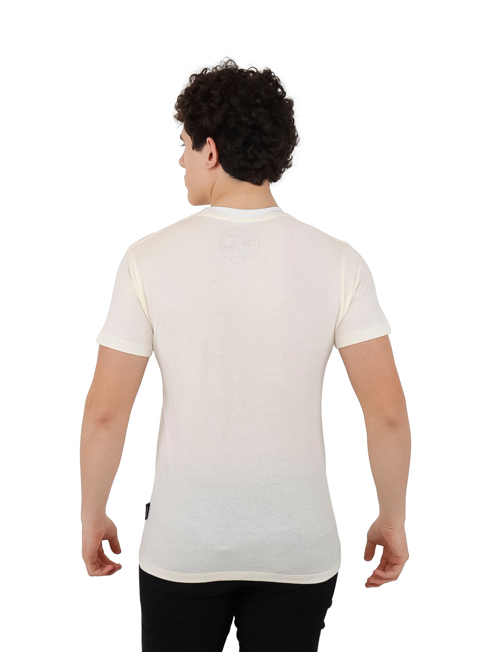 Hombre vistiendo una playera de manga corta color hueso con estampado frontal de la marca FUROR.