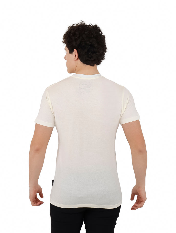 Hombre vistiendo una playera de manga corta color hueso con estampado frontal de la marca FUROR.