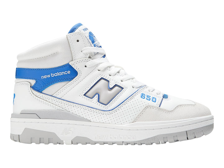 Tenis New Balance BB650 de cuello alto en color blanco con detalles en azul y gris.
