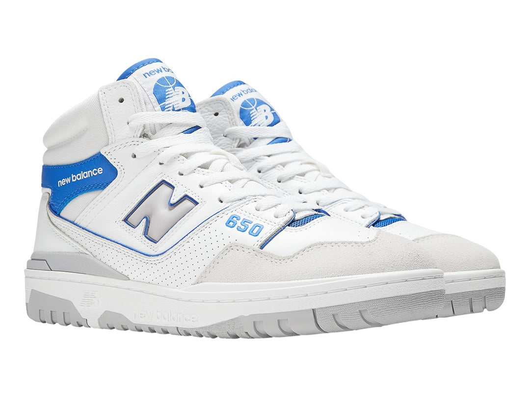 Tenis New Balance BB650 de cuello alto en color blanco con detalles en azul y gris.