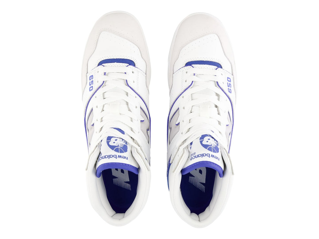 Tenis New Balance BB650 de cuello alto en color blanco con detalles en azul y gris.