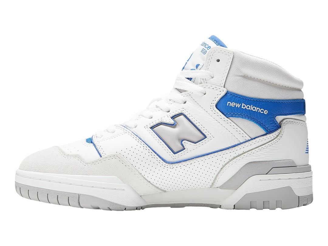 Tenis New Balance BB650 de cuello alto en color blanco con detalles en azul y gris.