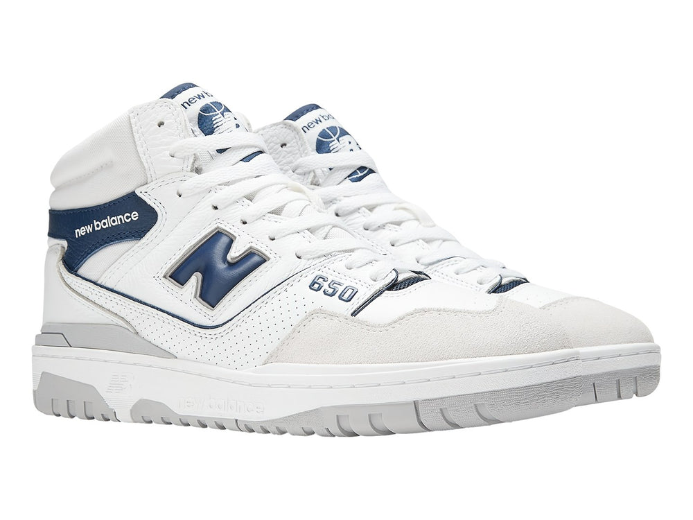 Tenis New Balance BB650 blancos con detalles en azul marino y suela gris.