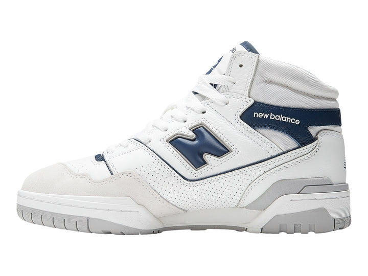 Tenis New Balance BB650 blancos con detalles en azul marino y suela gris.