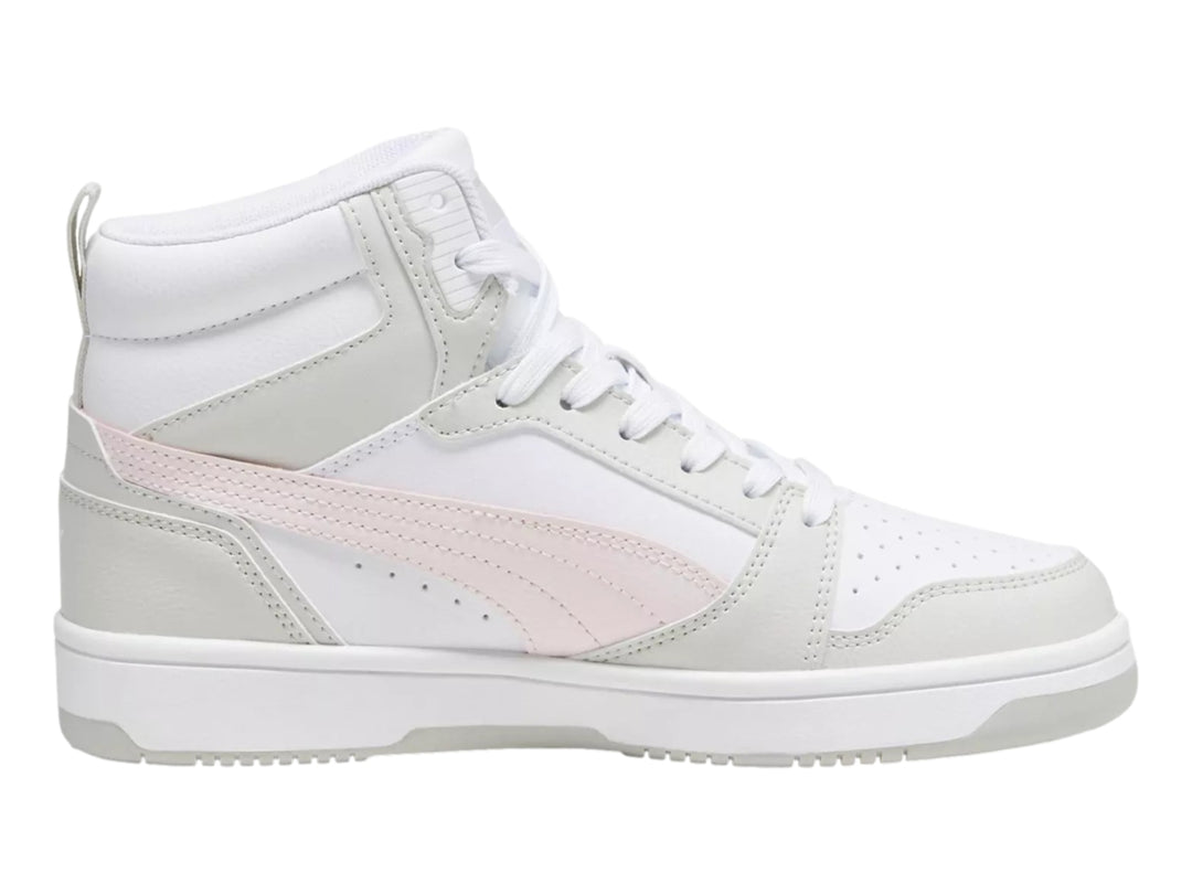 Tenis PUMA Rebound V6 de cuello alto en color blanco con detalles en gris y rosa pálido.