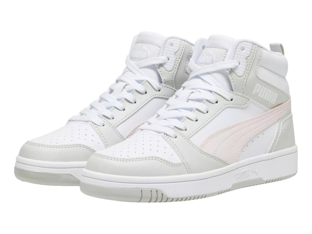 Tenis PUMA Rebound V6 de cuello alto en color blanco con detalles en gris y rosa pálido.