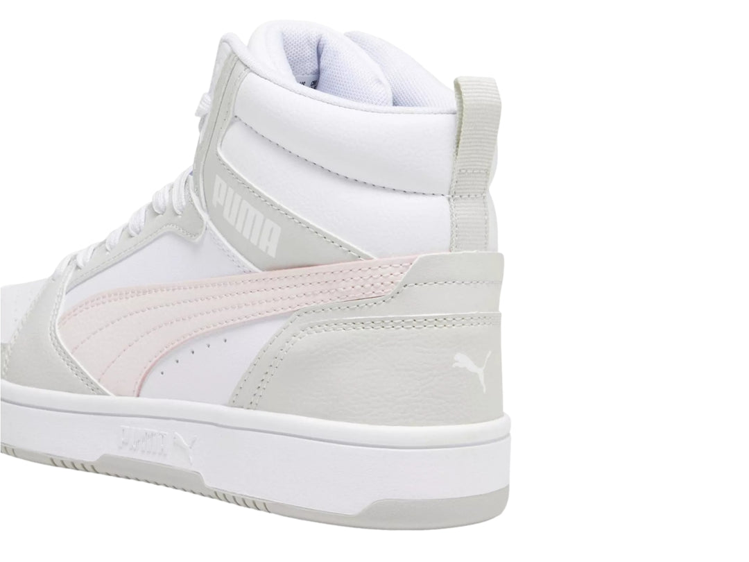 Tenis PUMA Rebound V6 de cuello alto en color blanco con detalles en gris y rosa pálido.