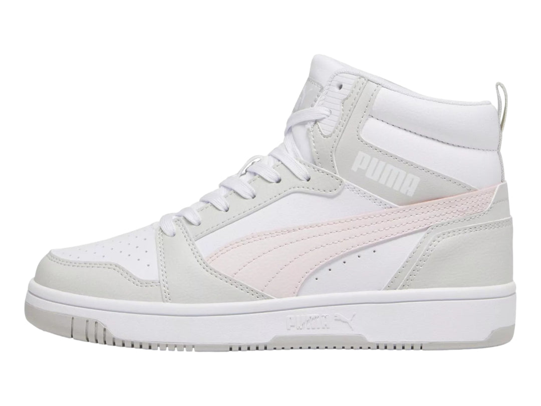 Tenis PUMA Rebound V6 de cuello alto en color blanco con detalles en gris y rosa pálido.