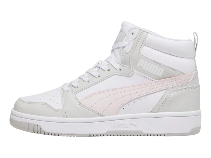 Tenis PUMA Rebound V6 de cuello alto en color blanco con detalles en gris y rosa pálido.