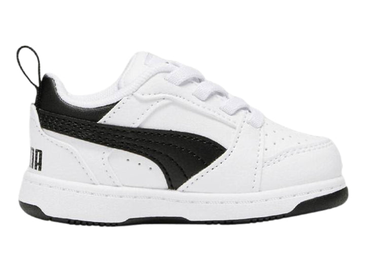 Tenis PUMA Rebound V6 Lo AC para bebé en color blanco con detalles laterales y talón en negro.