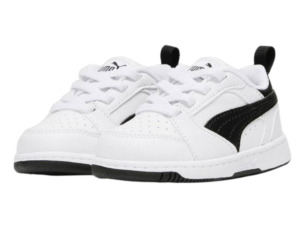 Tenis PUMA Rebound V6 Lo AC para bebé en color blanco con detalles laterales y talón en negro.
