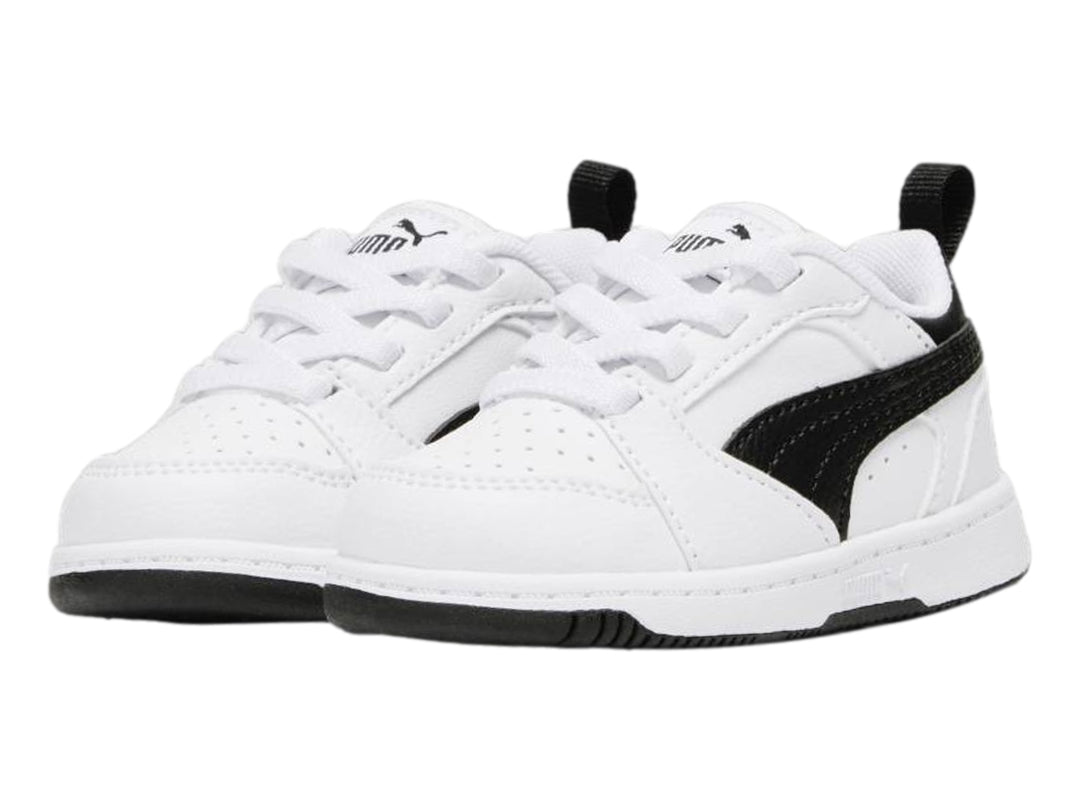 Tenis PUMA Rebound V6 Lo AC para bebé en color blanco con detalles laterales y talón en negro.