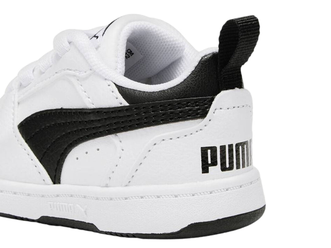 Tenis PUMA Rebound V6 Lo AC para bebé en color blanco con detalles laterales y talón en negro.