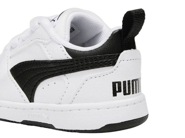 Tenis PUMA Rebound V6 Lo AC para bebé en color blanco con detalles laterales y talón en negro.