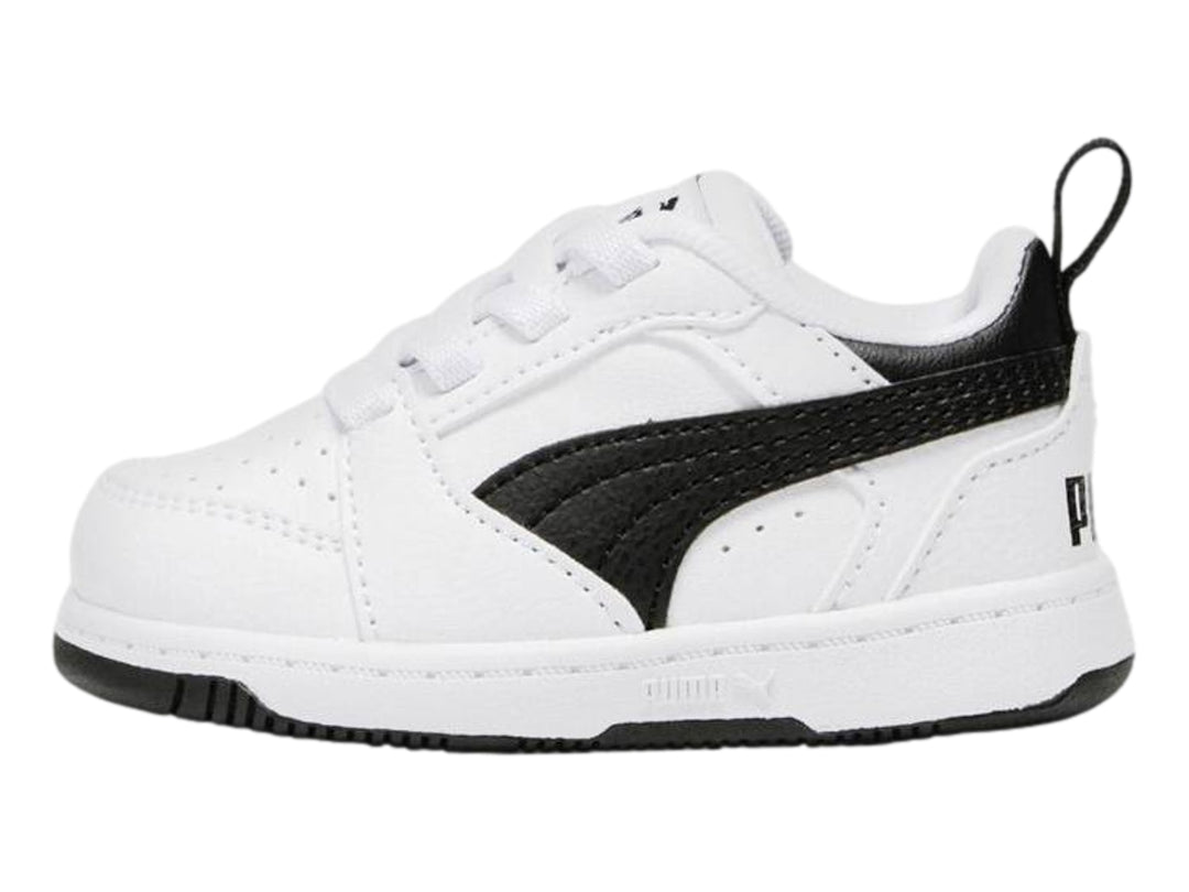 Tenis PUMA Rebound V6 Lo AC para bebé en color blanco con detalles laterales y talón en negro.