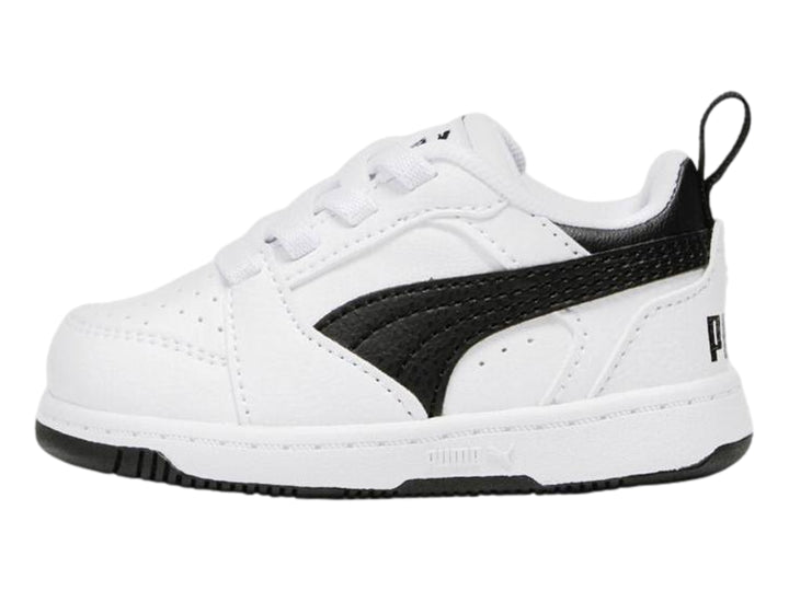 Tenis PUMA Rebound V6 Lo AC para bebé en color blanco con detalles laterales y talón en negro.