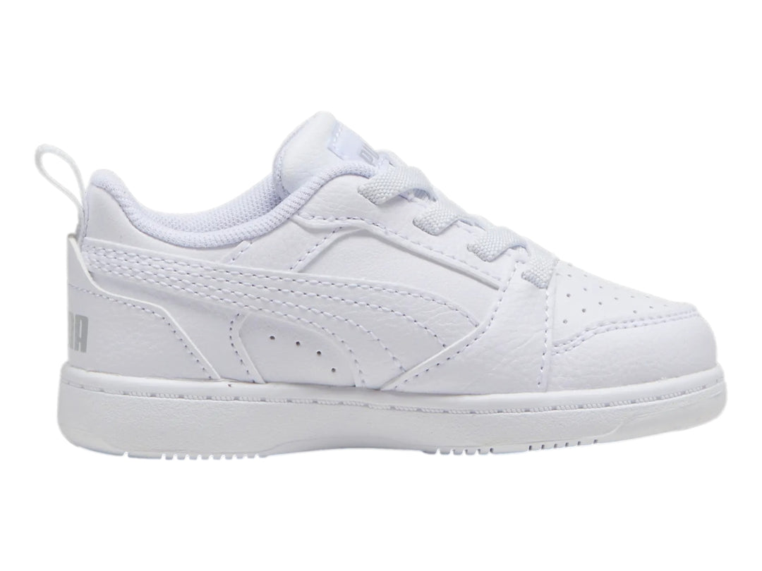 Tenis PUMA Rebound V6 Lo AC INF en color blanco con detalles en gris claro para bebé o niño.