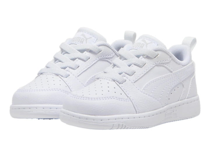 Tenis PUMA Rebound V6 Lo AC INF en color blanco con detalles en gris claro para bebé o niño.