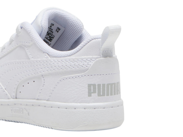 Tenis PUMA Rebound V6 Lo AC INF en color blanco con detalles en gris claro para bebé o niño.