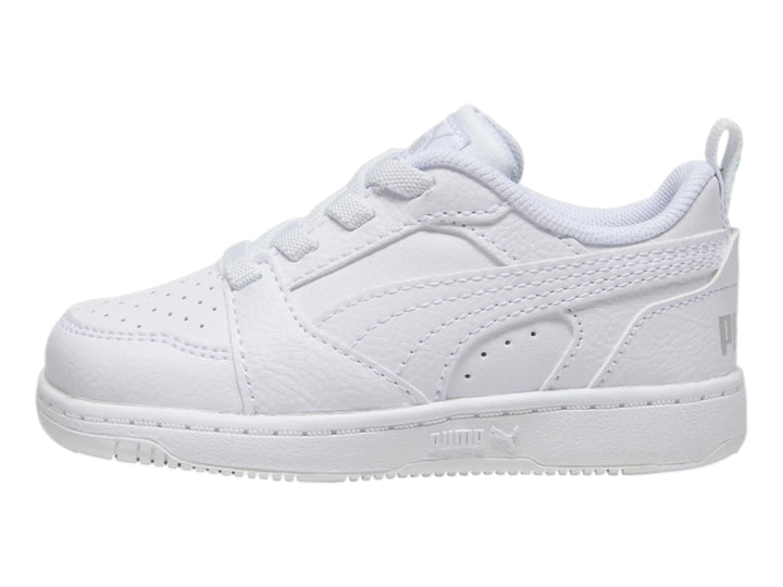 Tenis PUMA Rebound V6 Lo AC INF en color blanco con detalles en gris claro para bebé o niño.