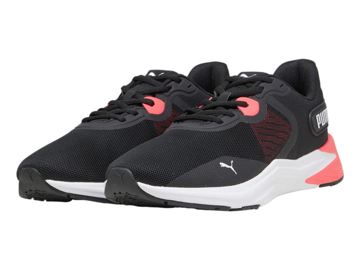 Tenis deportivos PUMA color negro con suela blanca y detalles en rosa en el talón.