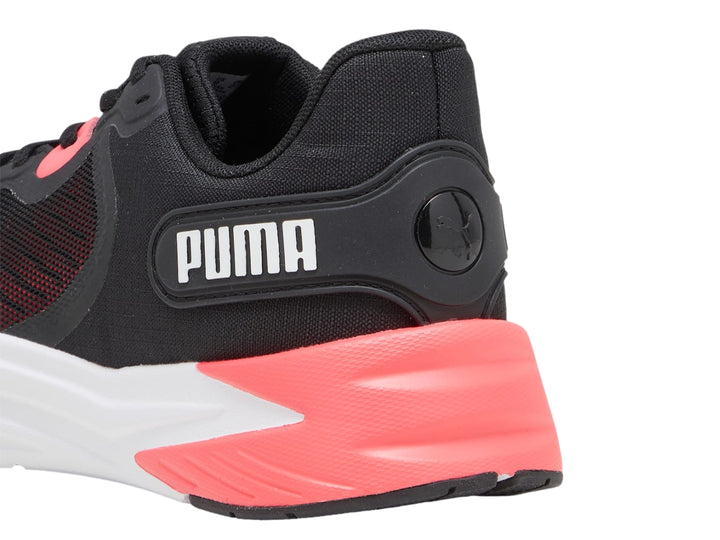 Tenis deportivos PUMA color negro con suela blanca y detalles en rosa en el talón.