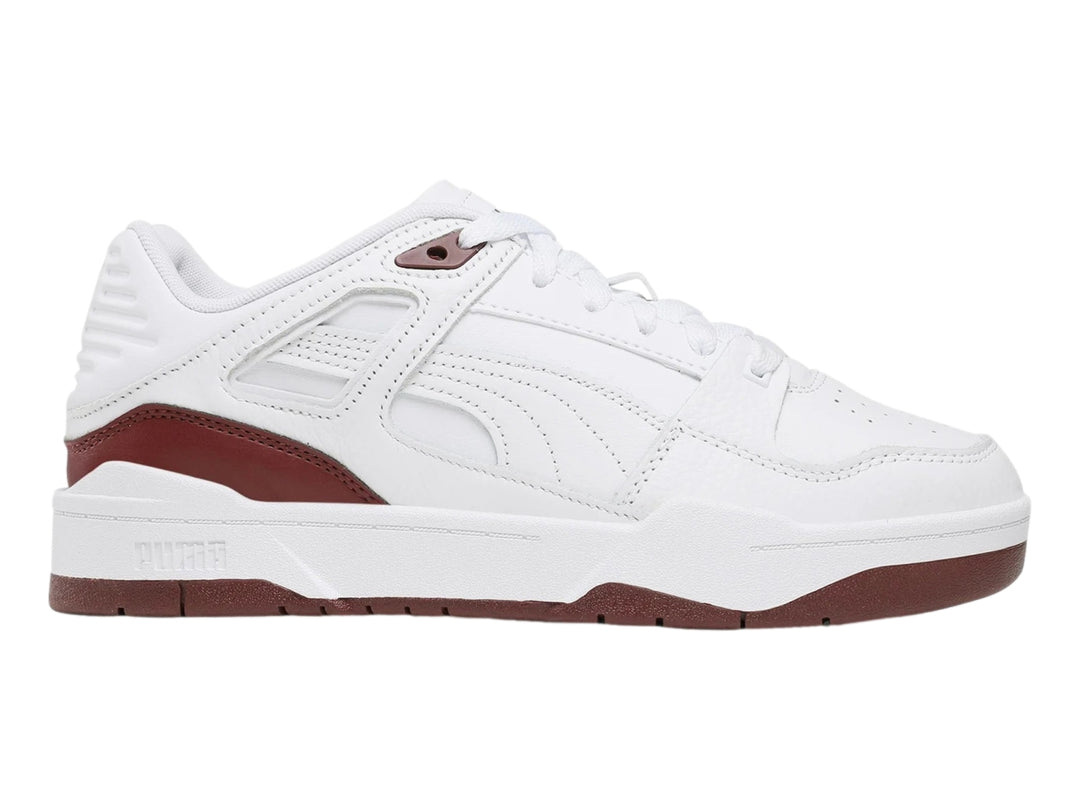 Tenis PUMA Slipstream de cuero color blanco con detalles en marrón oscuro en la suela y el lateral.