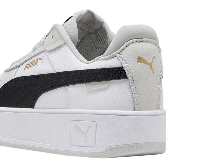 Tenis PUMA Carina Street blancos con franja negra y detalles en gris, con suela de plataforma.