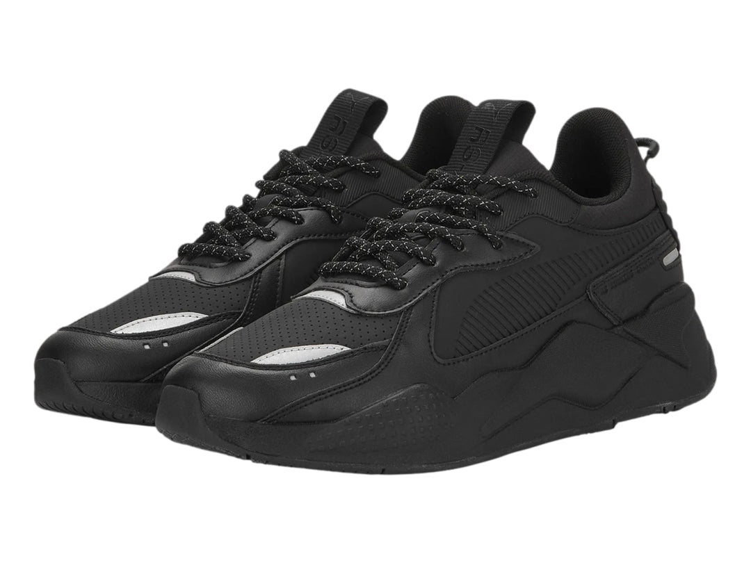 Tenis PUMA RS-X en color negro total con diseño deportivo y suela robusta.
