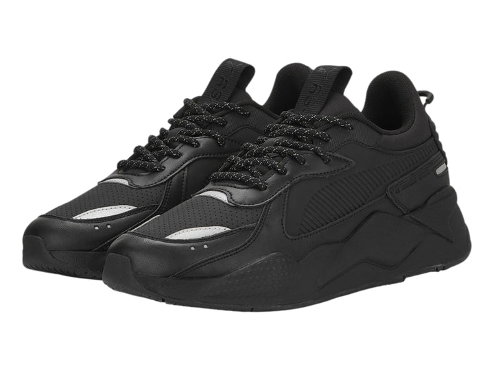 Tenis PUMA RS-X en color negro total con diseño deportivo y suela robusta.