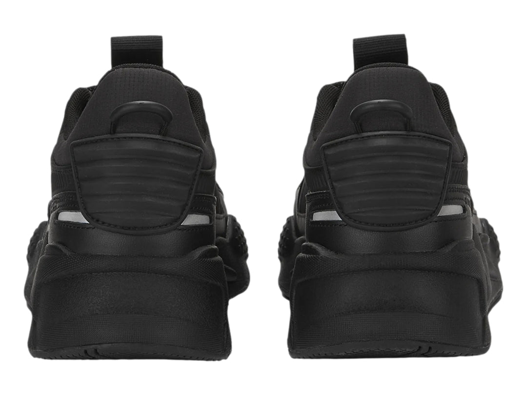 Tenis PUMA RS-X en color negro total con diseño deportivo y suela robusta.