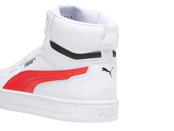 Tenis PUMA Caven 2.0 Mid en color blanco con detalles laterales en rojo y negro.