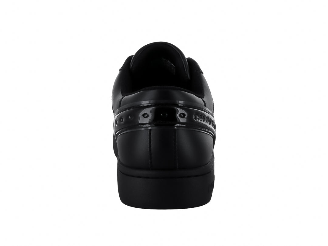 Tenis Calvin Klein negros de corte bajo con detalles brillantes en el lateral y suela plana.