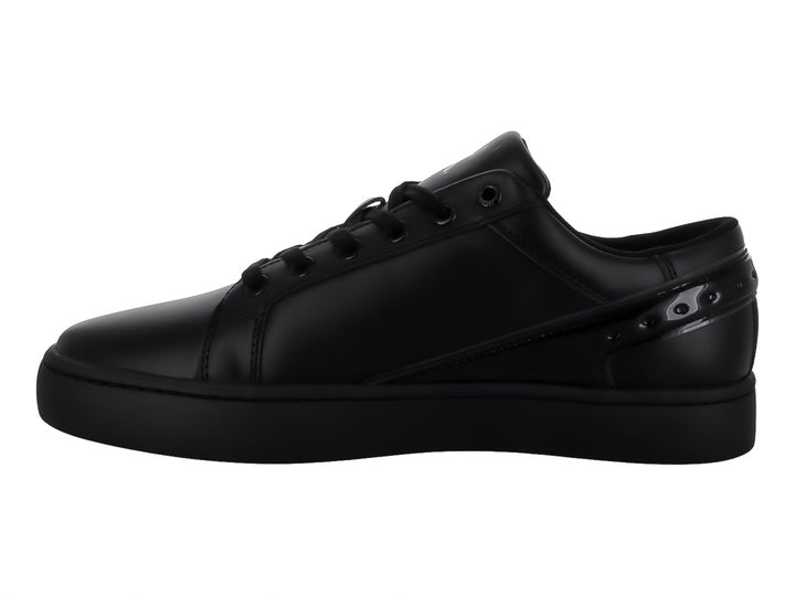 Tenis Calvin Klein negros de corte bajo con detalles brillantes en el lateral y suela plana.
